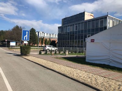 Nemocnica v Košiciach - Šaci spúšťa triáž pacientov v stane pred areálom nemocnice od stredy 15. apríla