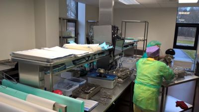 V nemocnici AGEL Košice-Šaca vysterilizujú denne materiál v objeme viac ako 21 tisíc litrov