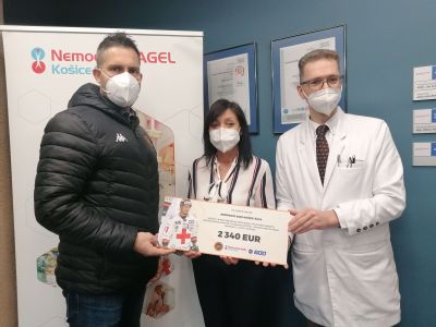 Nemocnica AGEL Košice-Šaca ďakuje košickým hokejistom za finančný dar
