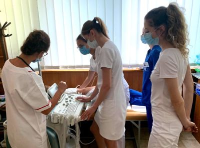Budúci lekári získavajú v Nemocnici AGEL Košice- Šaca praktické skúsenosti