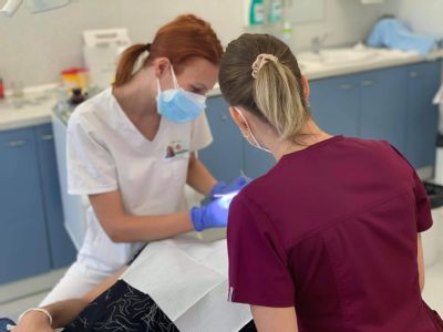 Budúce zubárky získavajú praktické skúsenosti na I. Dentálnej klinike Nemocnice AGEL Košice-Šaca