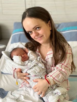 Mamička s achondropláziou, trpasličím vzrastom, porodila v Nemocnici AGEL Košice-Šaca nádherné dievčatko